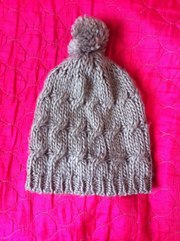 продам шапку , вязаную , зимнюю, тёплую.светлую, качество гарантировано...